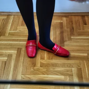 Nove Zara kozne crvene cipele zlatni detalj