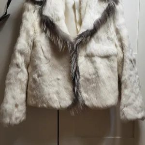 Bunda kratka bela srebrna lisica