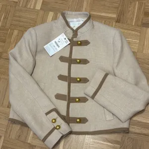 Bez jakna sa naramenicama