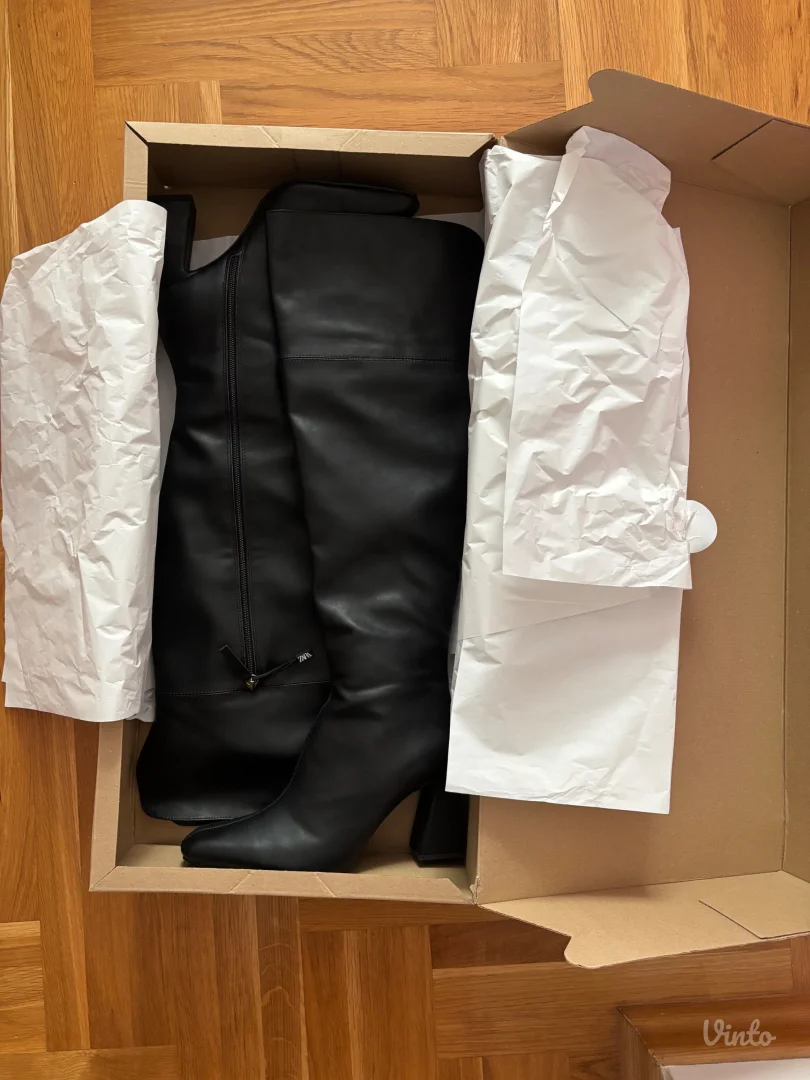 Zara crne duboke cizme na stiklu