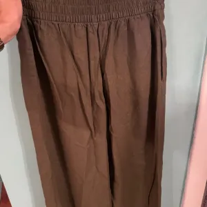 Lanene pantalone iz Zare, maslinasto zelena boja