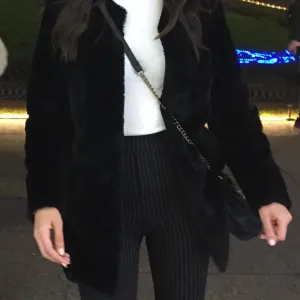 Crna bunda od vestackog krzna