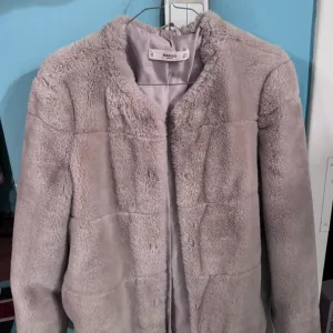 Mango bunda od vestackog krzna, bež boje