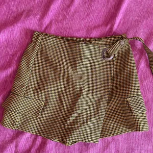 Žuta bershka šorts-suknja