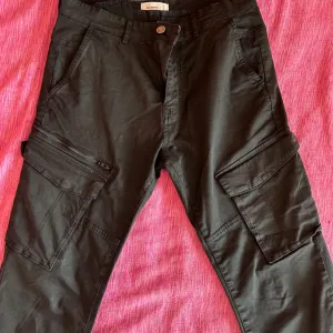 Crne cargo pantalone