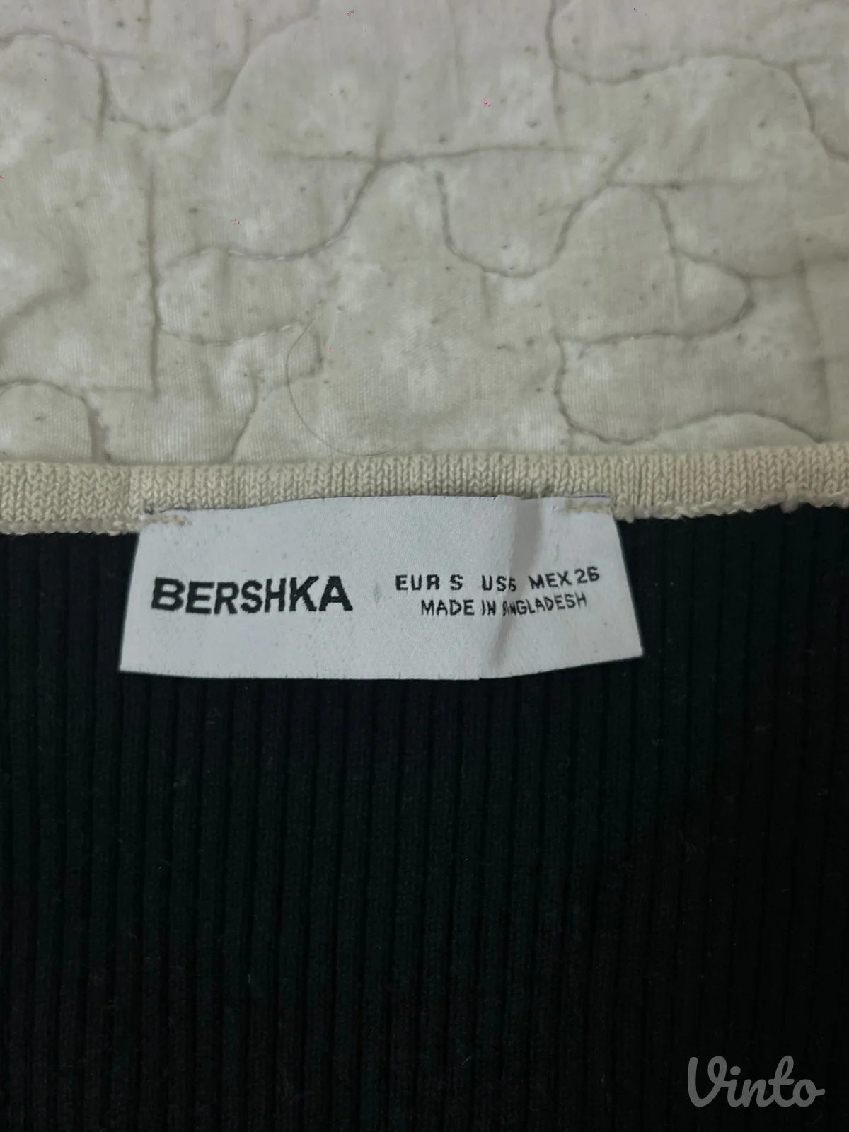 Crna rebrasta crop top majica sa vezivanjem