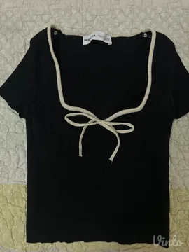 Crna rebrasta crop top majica sa vezivanjem