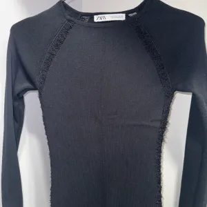 Crna midi rebrasta haljina