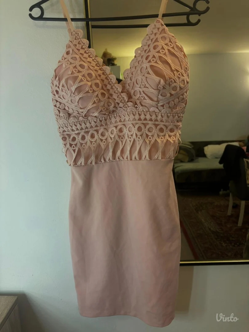 roze kratka haljina na bretele