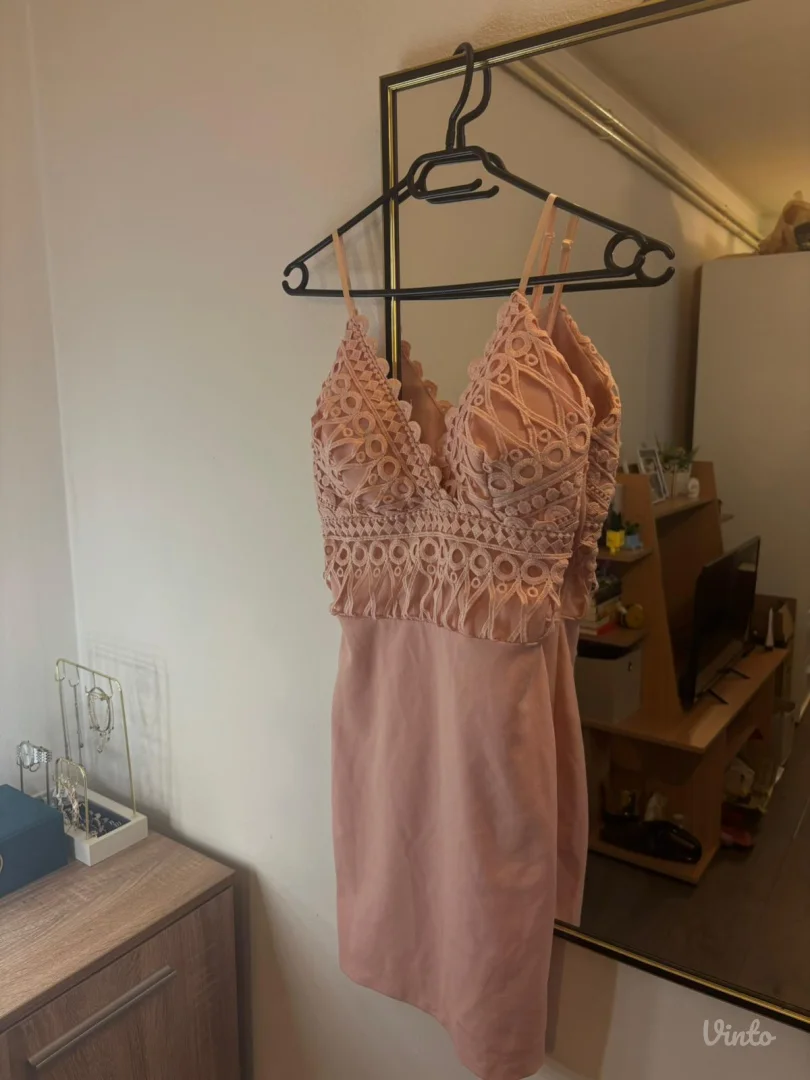 roze kratka haljina na bretele