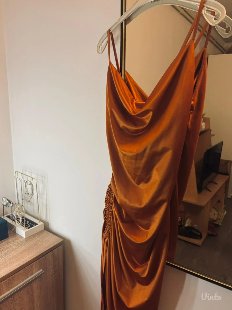 satenska haljina tamno narandžaste boje