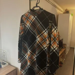 karirana haljina opuštenog kroja