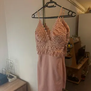 roze kratka haljina na bretele