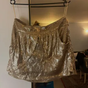 zlatna šljokičasta mini suknja