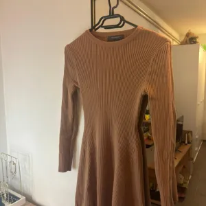 primark rebrasta haljina dugih rukava