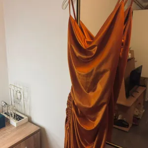 satenska haljina tamno narandžaste boje