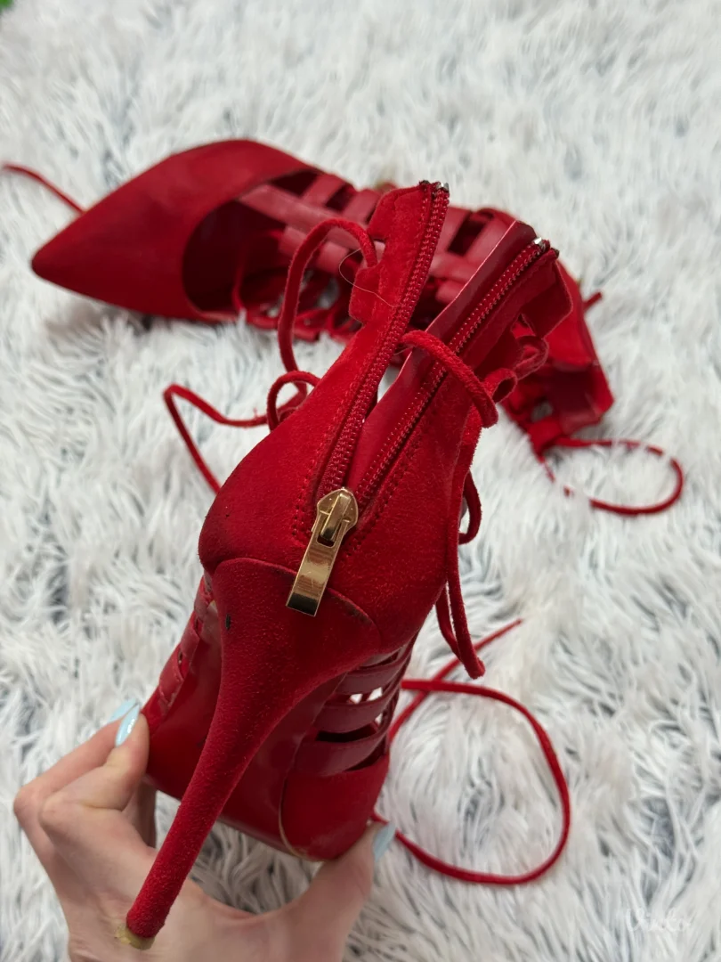 Crvene stikle na pertlanje