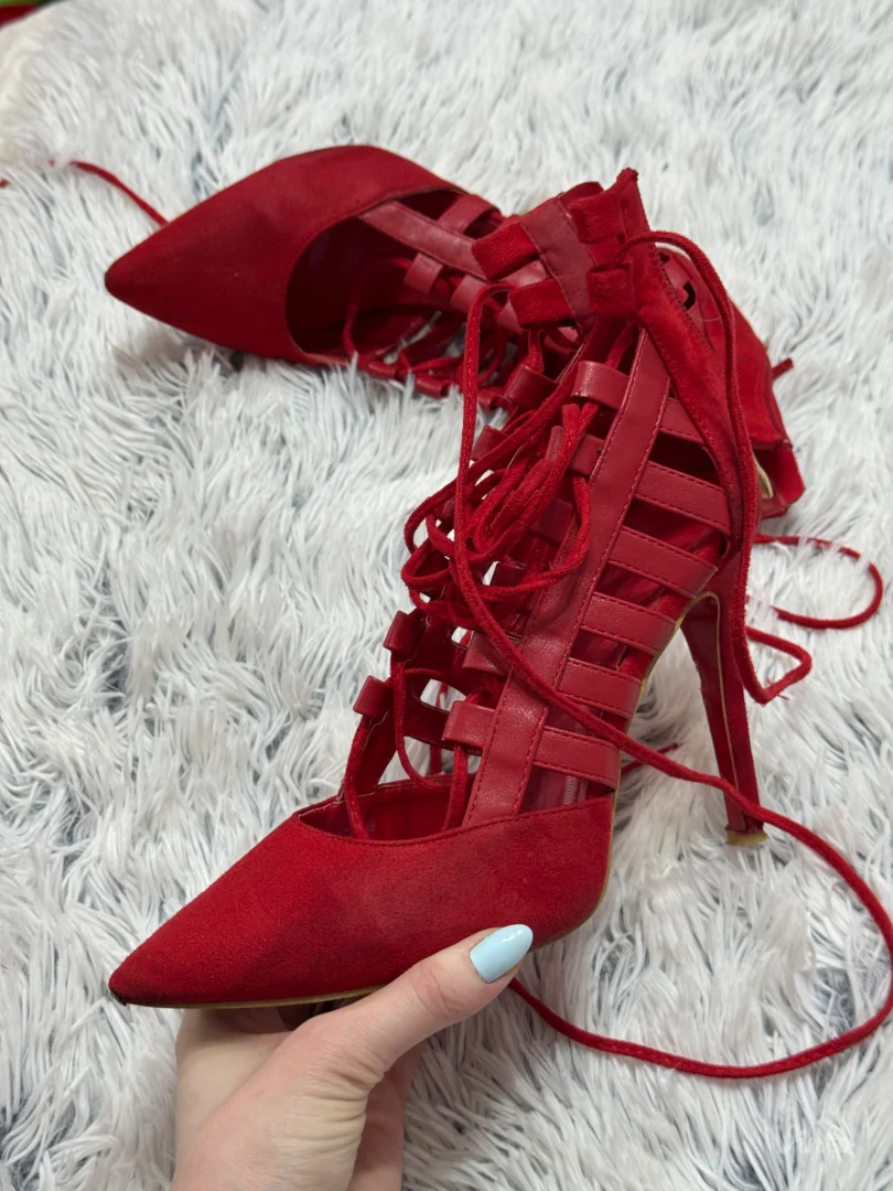 Crvene stikle na pertlanje