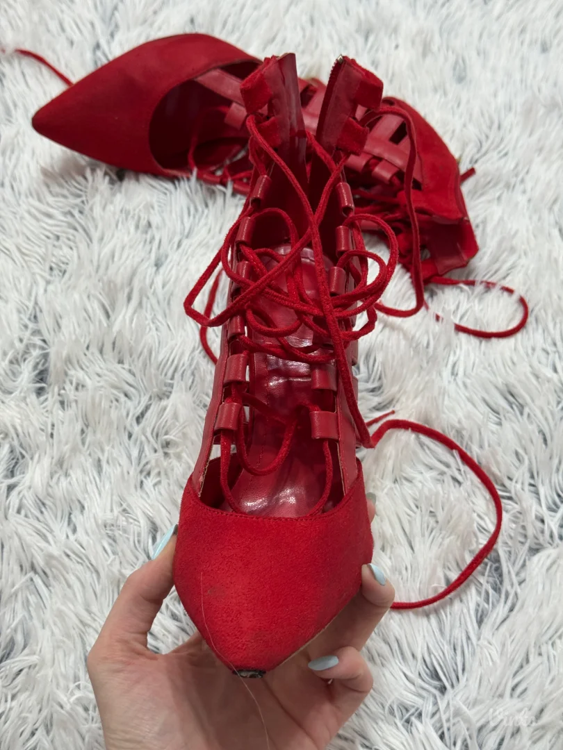 Crvene stikle na pertlanje