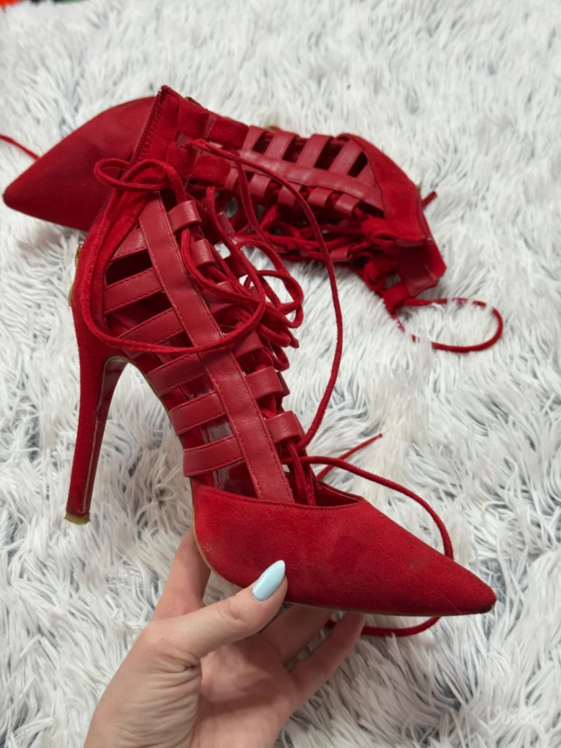 Crvene stikle na pertlanje