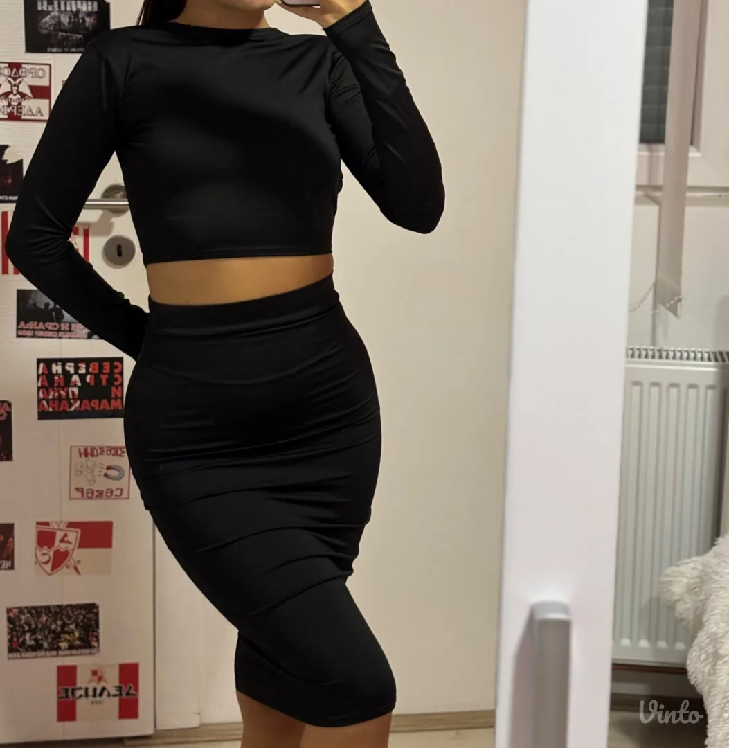 Komplet top i suknja.