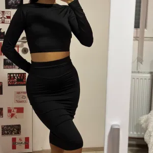 Komplet top i suknja.