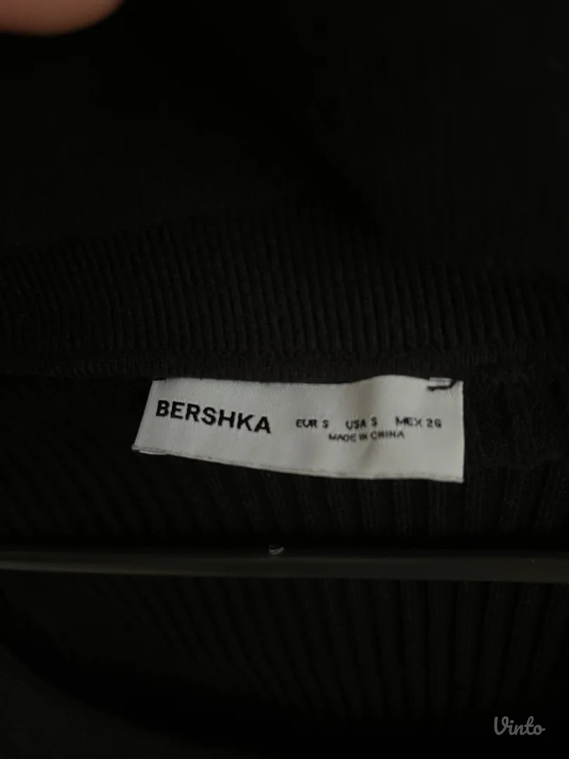 Crni crop top sa rol kragnom - Bershka