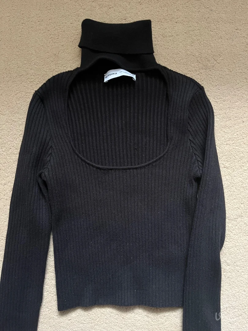 Crni crop top sa rol kragnom - Bershka