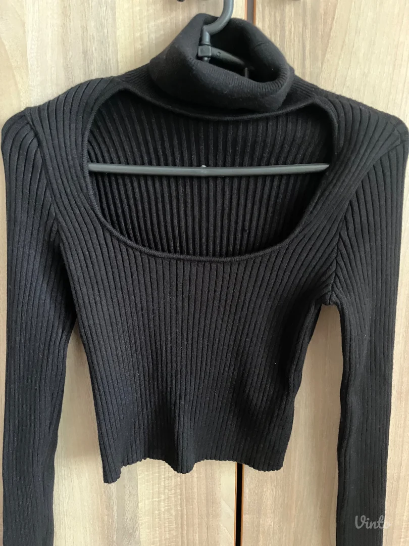 Crni crop top sa rol kragnom - Bershka