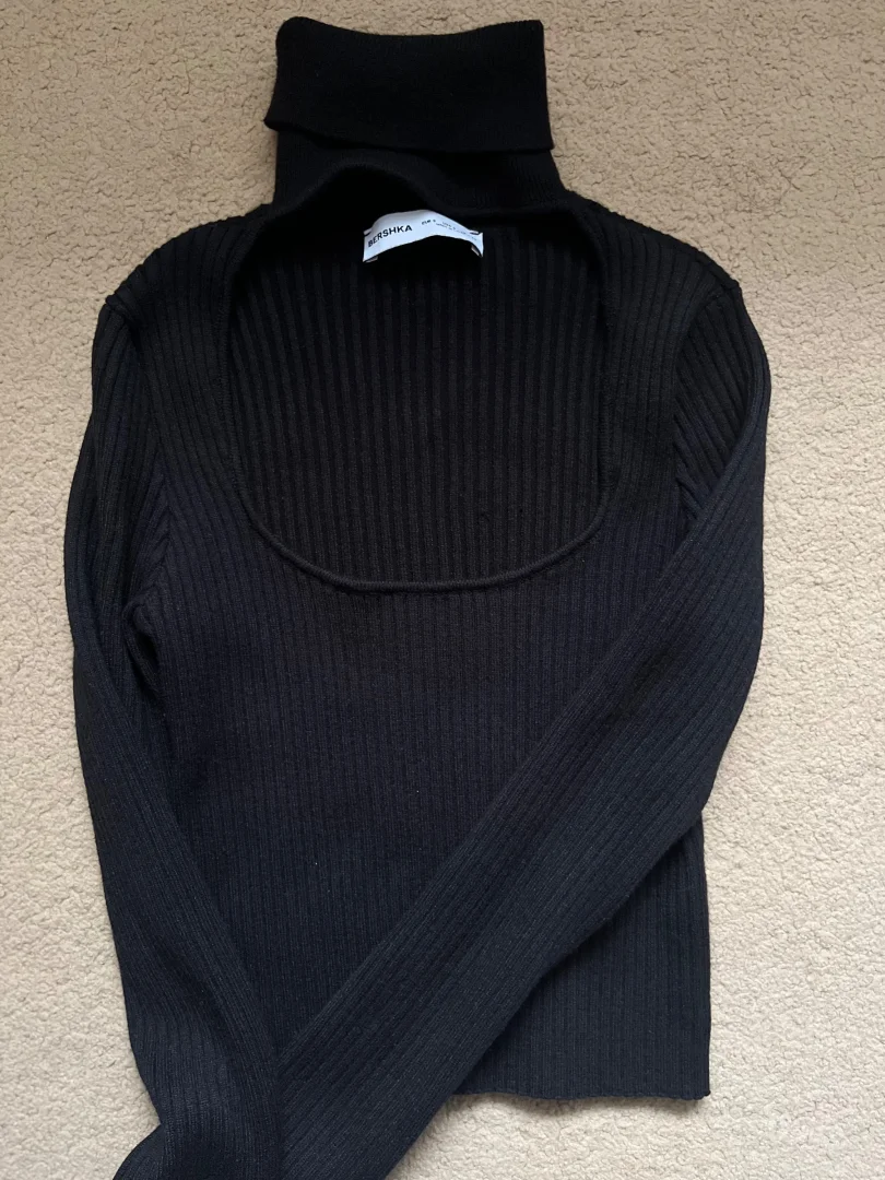 Crni crop top sa rol kragnom - Bershka