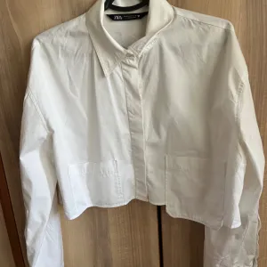 Trendy Zara crop bela košulja