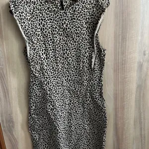 Mini haljina sa sitnim leopard printom