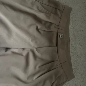 H&M braon pantalone sa niskim strukom