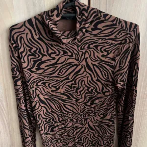 Stradivarius rolka sa printom