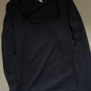 Crni top sa četvrtastim izrezom – H&M