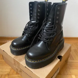 Dr. Martens Jadon Hi