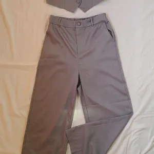 Sivi ženski komplet