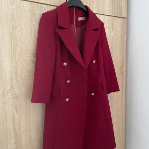 Bordo-crvena sako haljina