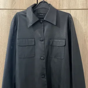 Reserved - crni mantil