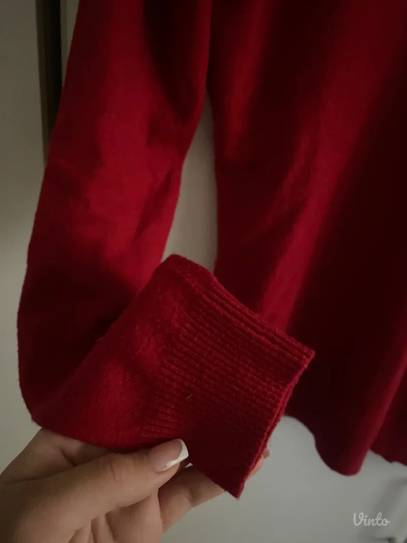 crveni ženski džemper