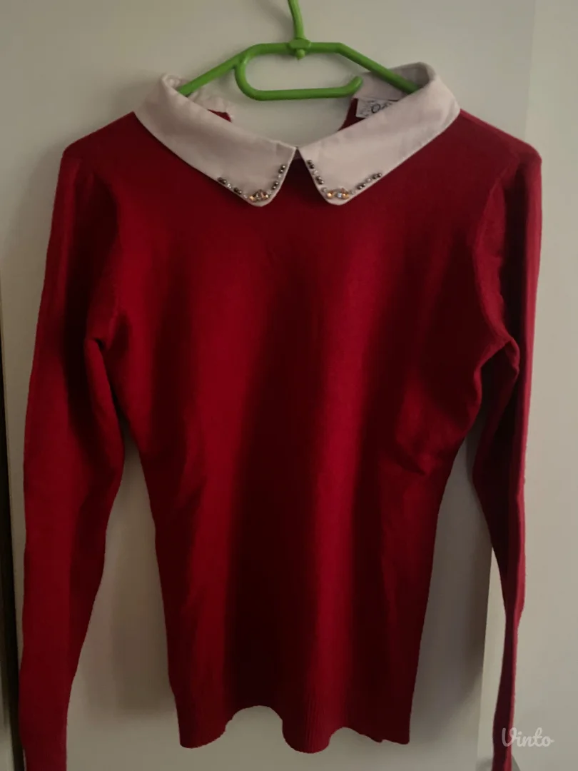 crveni ženski džemper