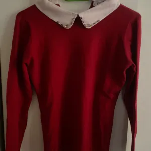 crveni ženski džemper