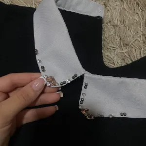 crni zenski  džemper sa cirkonima