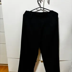 Crne lagane pantalonice