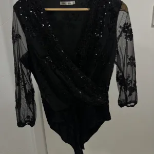 Crni elegantni bodi, L