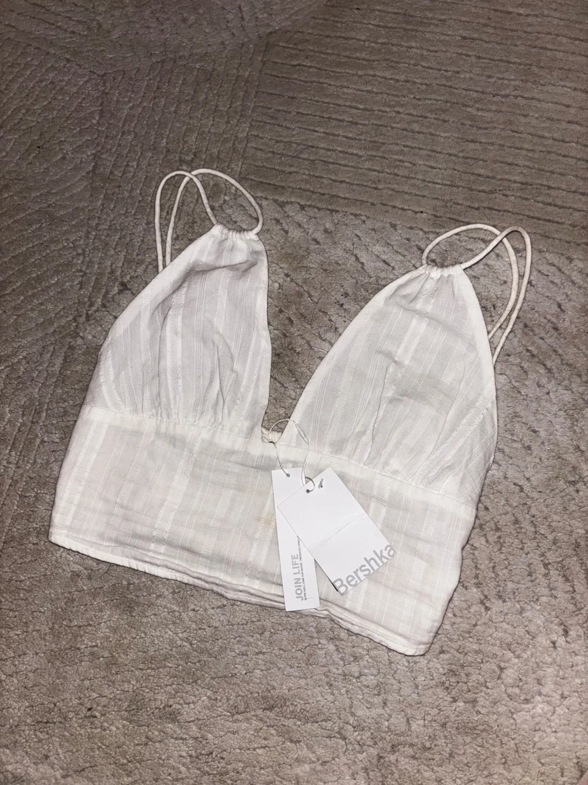 Bershka top sa etiketom