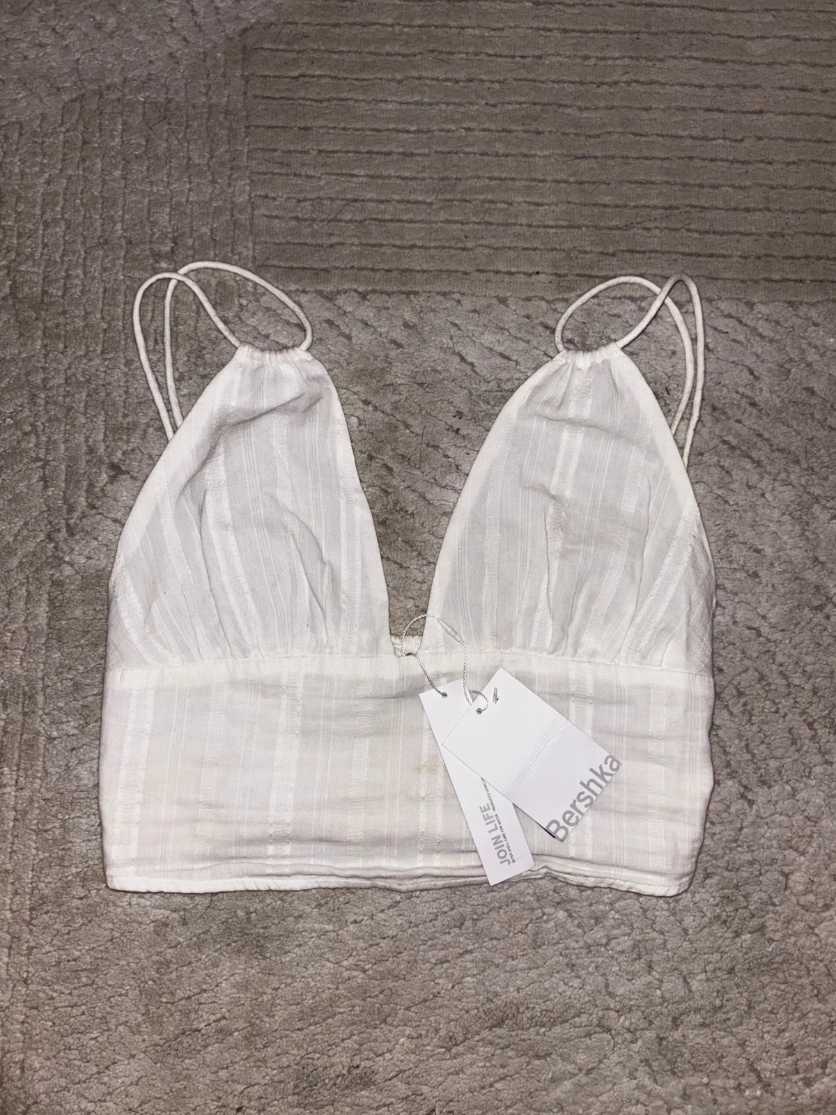 Bershka top sa etiketom