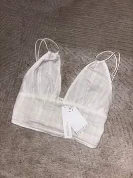 Bershka top sa etiketom