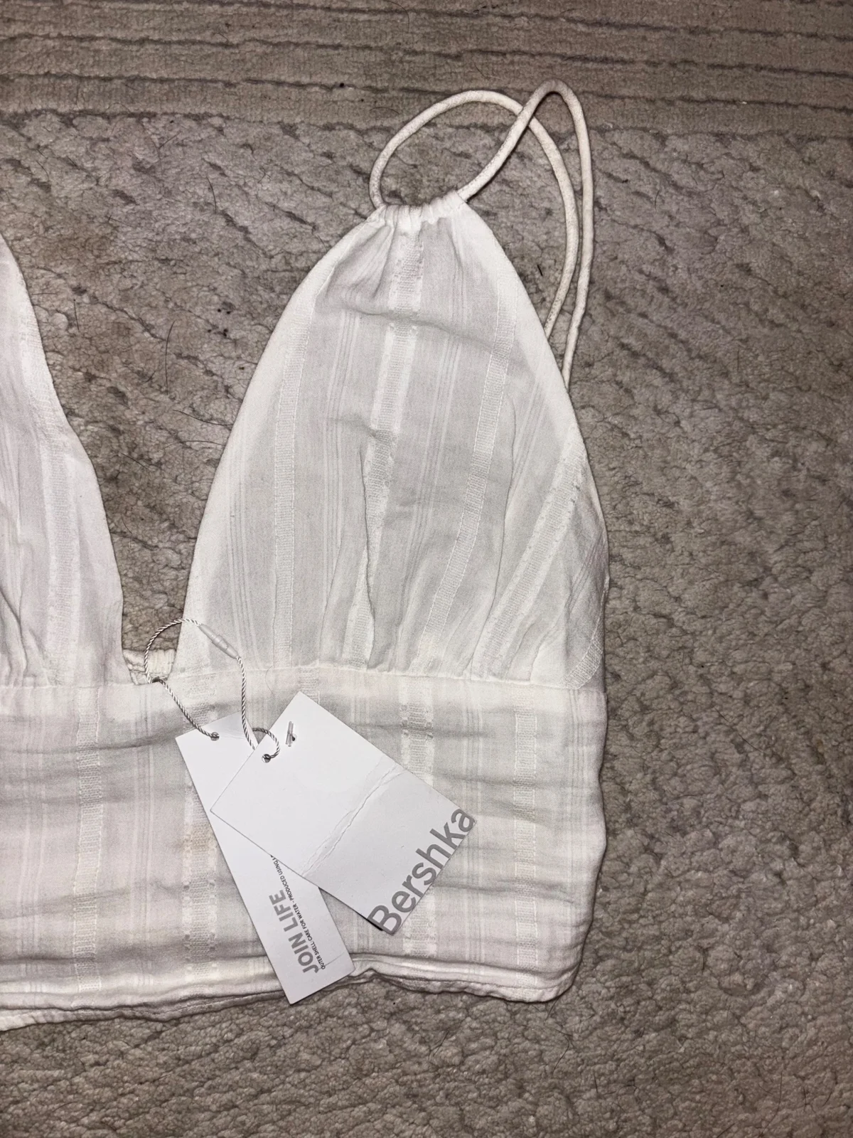 Bershka top sa etiketom