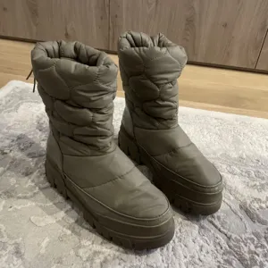 Bershka cizme za sneg NOVO